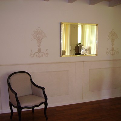 boiserie dipinta su parete casa privata San Bonifacio (VR)